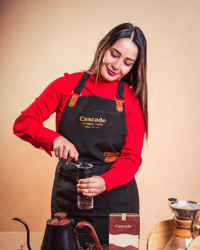 Foto: barista de Cascade Colombian Coffee preparando café