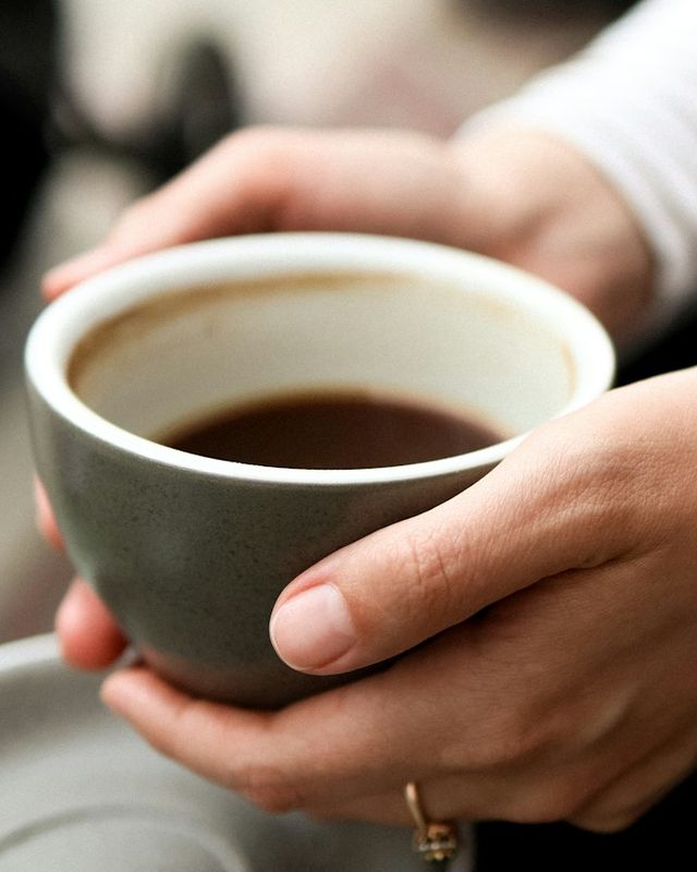 Foto: dos manos sosteniendo una taza de café